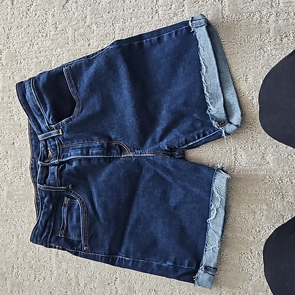 Levi's Jean Short - Picture 1 of 3